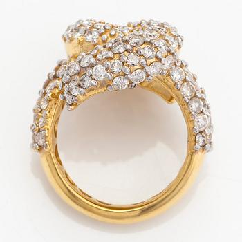 Ring, knut, 14K guld, diamanter totalt ca 4.54 ct.