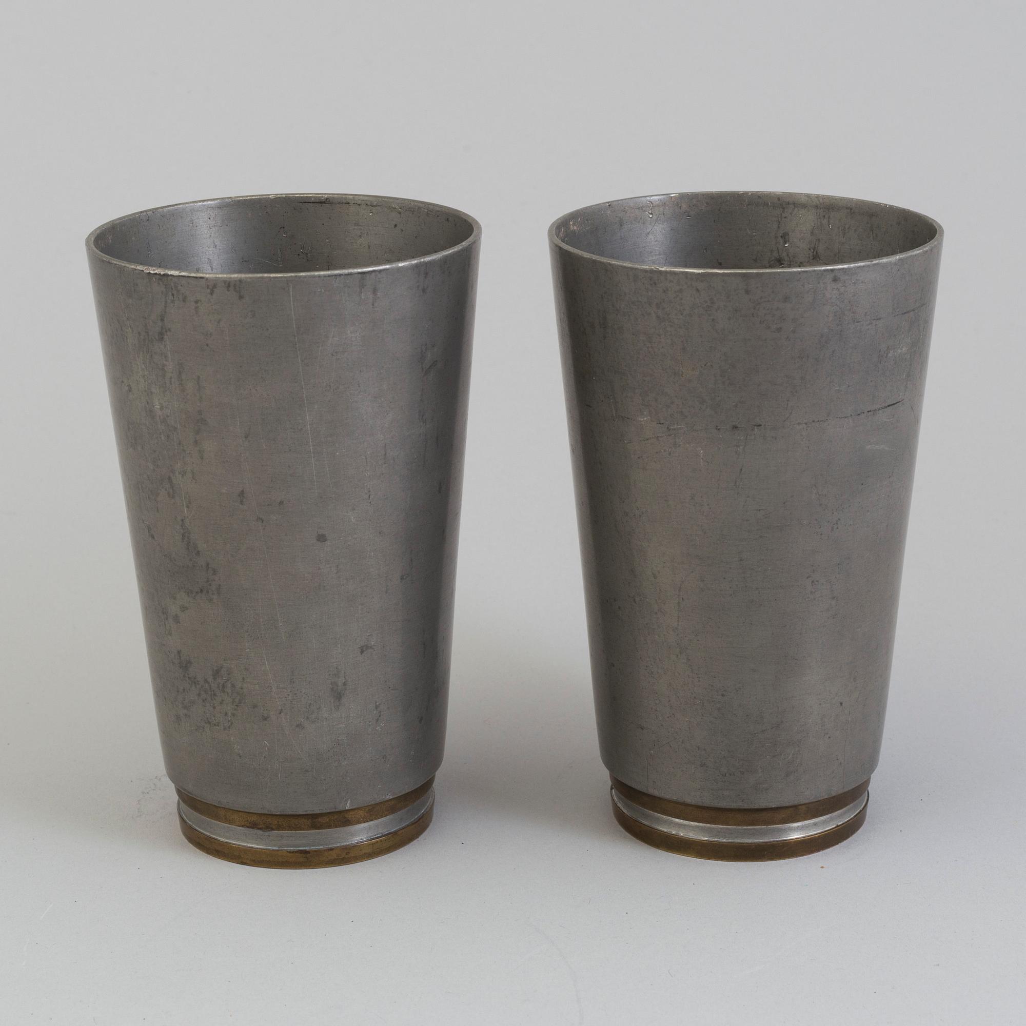 BÄGARE, två stycken, Firma Svenskt Tenn, senare dekorerade med kartuschplåtar, daterade 1930.