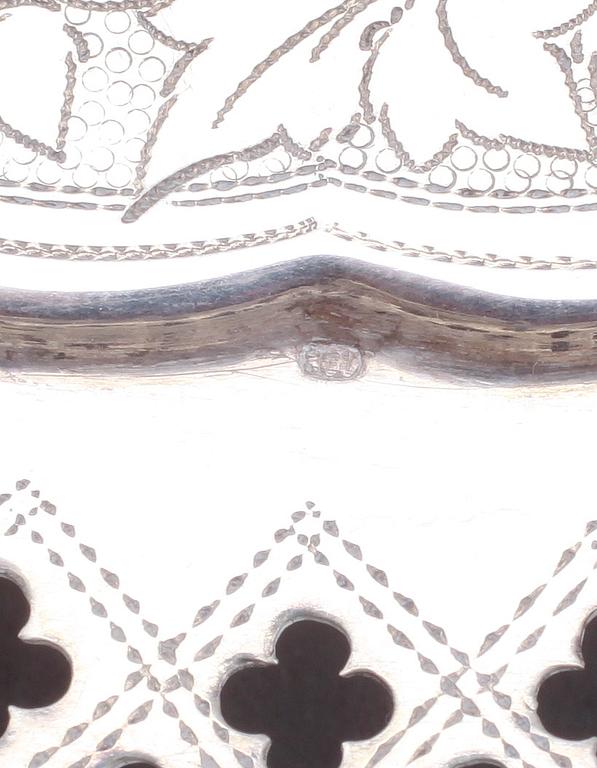 BRÖDKORG, silver, märkt Schott 13, Frankfurt, 1900-talets första hälft. Vikt ca 358 gram.