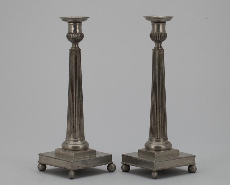 LJUSSTAKAR, ett par, tenn, gustavianska, Hans Wiksten (1782-1810) Västerås, Sverige.