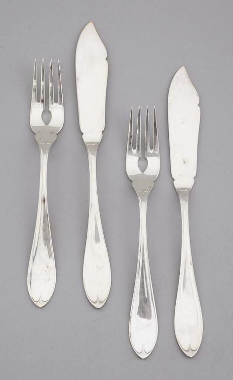 FISKBESTICK, 24 delar, silver, svenska stämplar MGAB 1947. Modell Svensk spets, vikt ca 1069 g.