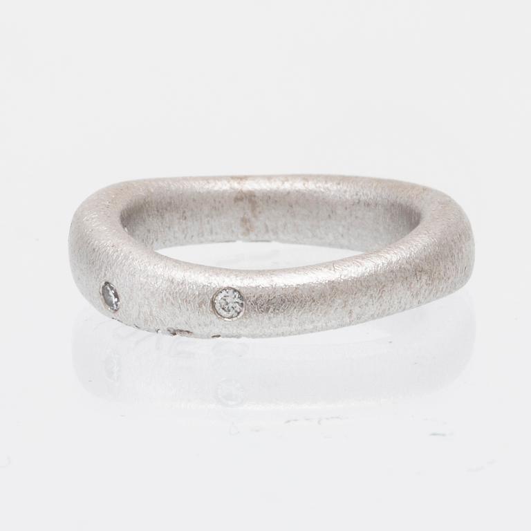 Ole Lynggaard ring "Love nr 4" 18K vitguld med runda briljantslipade diamanter.
