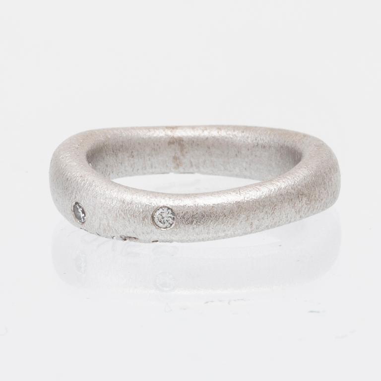 Ole Lynggaard ring "Love nr 4" 18K vitguld med runda briljantslipade diamanter.