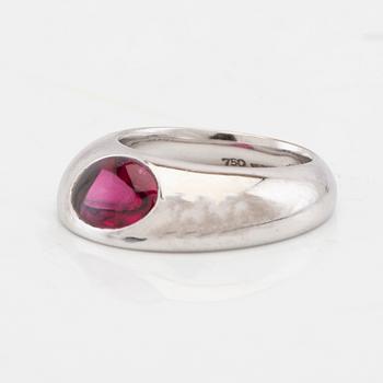 Georg Jensen ‘Eclipse’ ring 18K vitt guld med cabochonslipad rubelit, design Kim Buck.