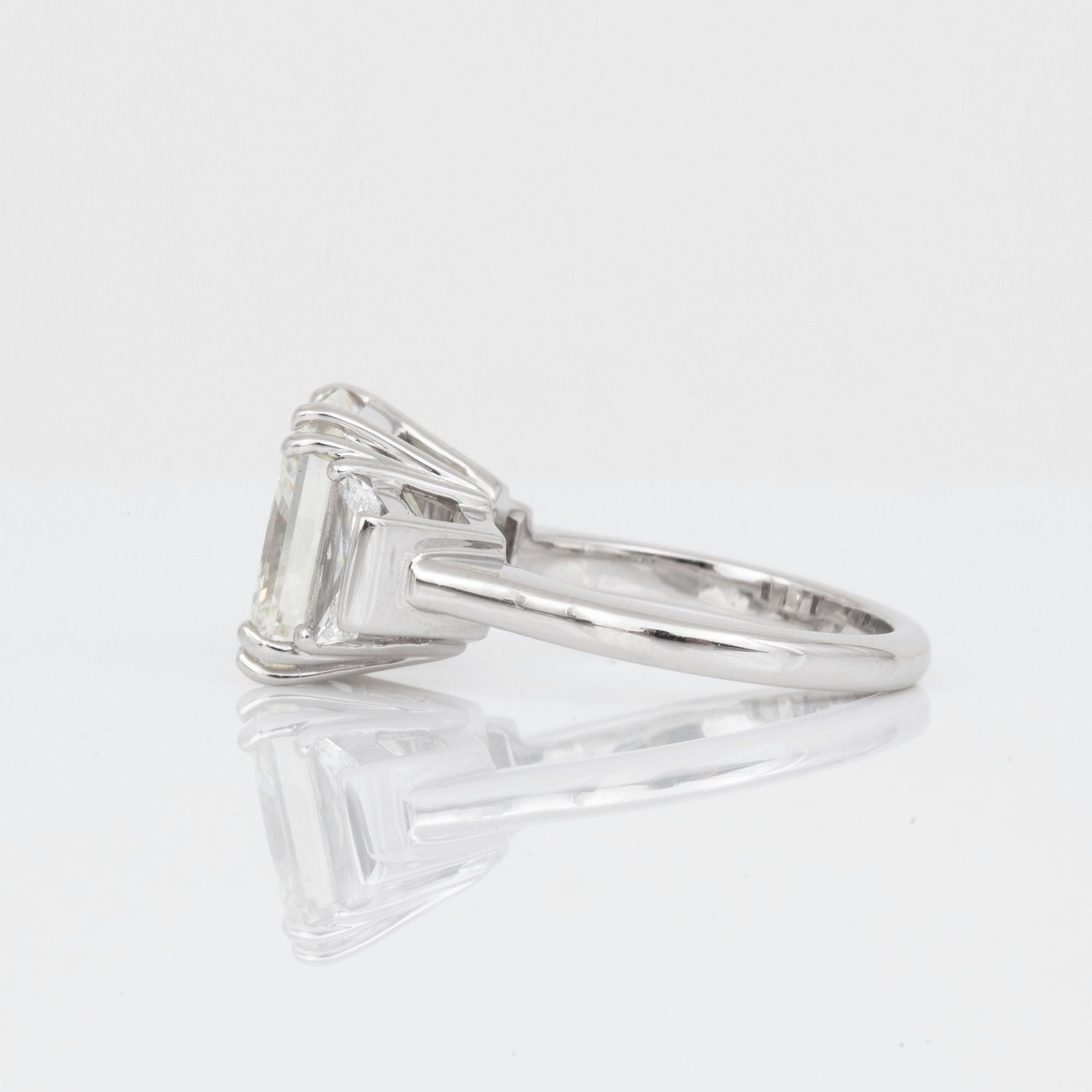 A 6.51 ct radiant-cut diamond ring. Quality H/VVS1 according to HRD certificate.
