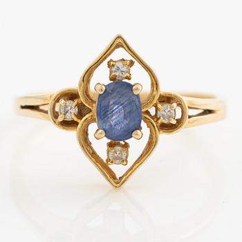 Ring, 14K gold with sapphire and brilliant-cut diamonds.