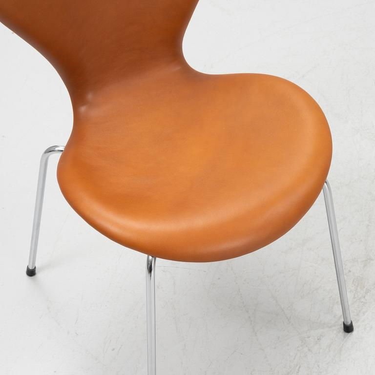 A set of six leather upholstered 'Series 7' chairs by Arne Jacobsen for Fritz Hansen.