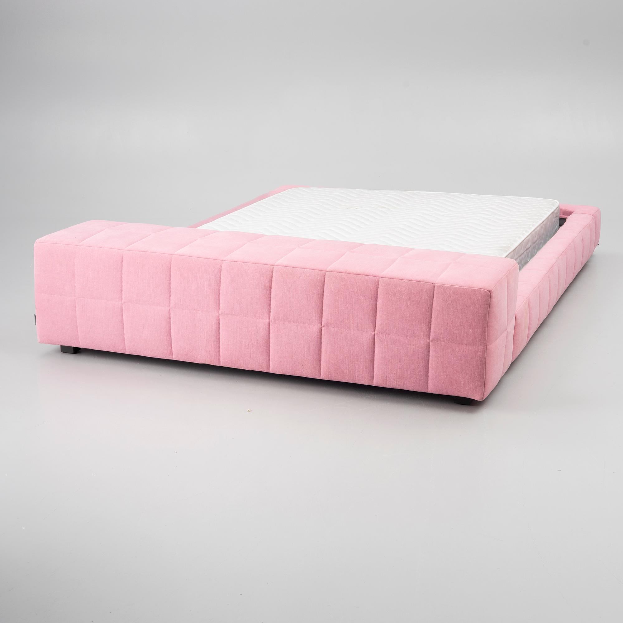 Giuseppe Viganò, a "Squaring" bed, Bonaldo, Italy.