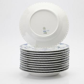 Royal Copenhagen, mattallrikar, 12 st, porslin, "Musselmalet helblond", Danmark.