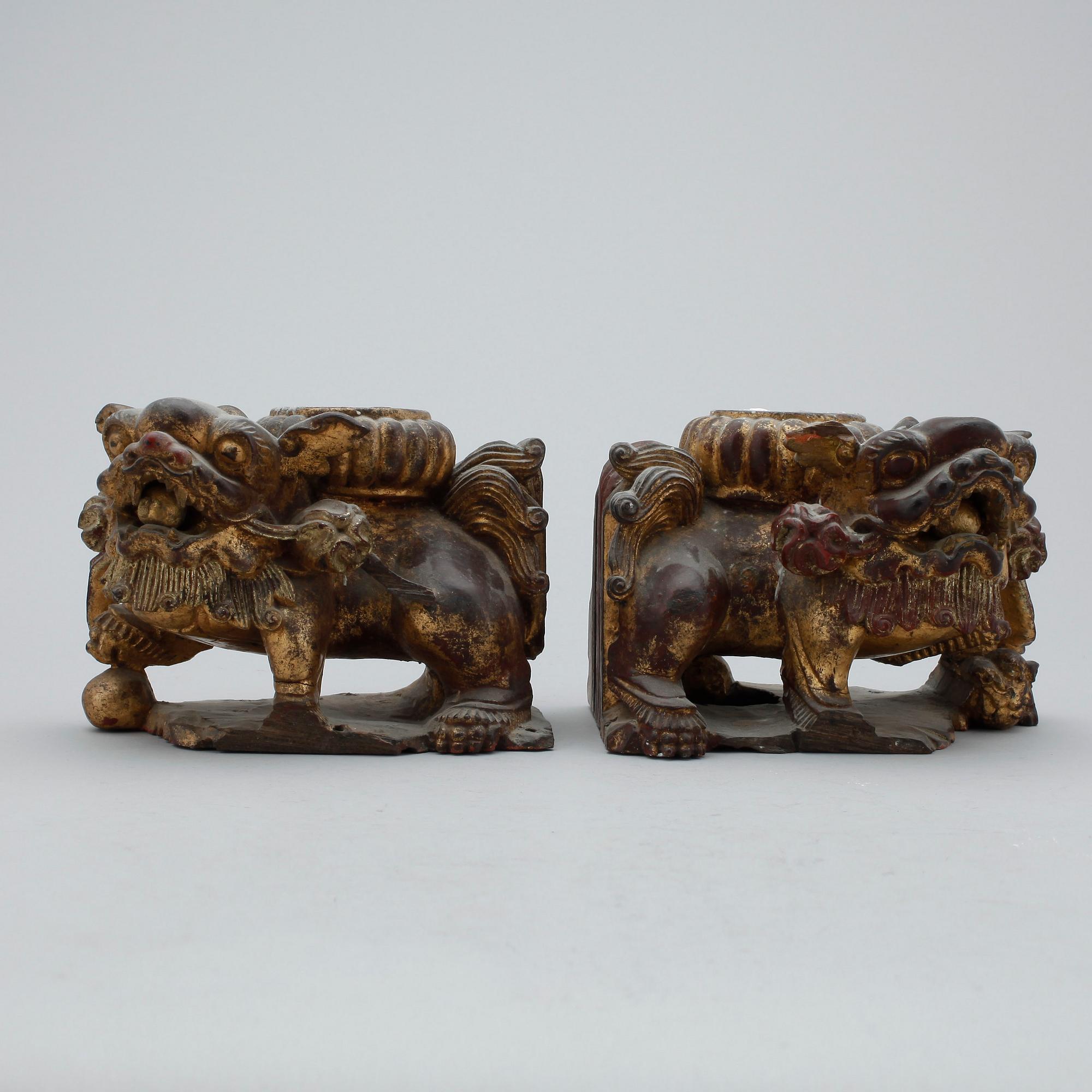 LJUSSTAKAR, ett par. Trä. Orientaliska. 1900-tal.