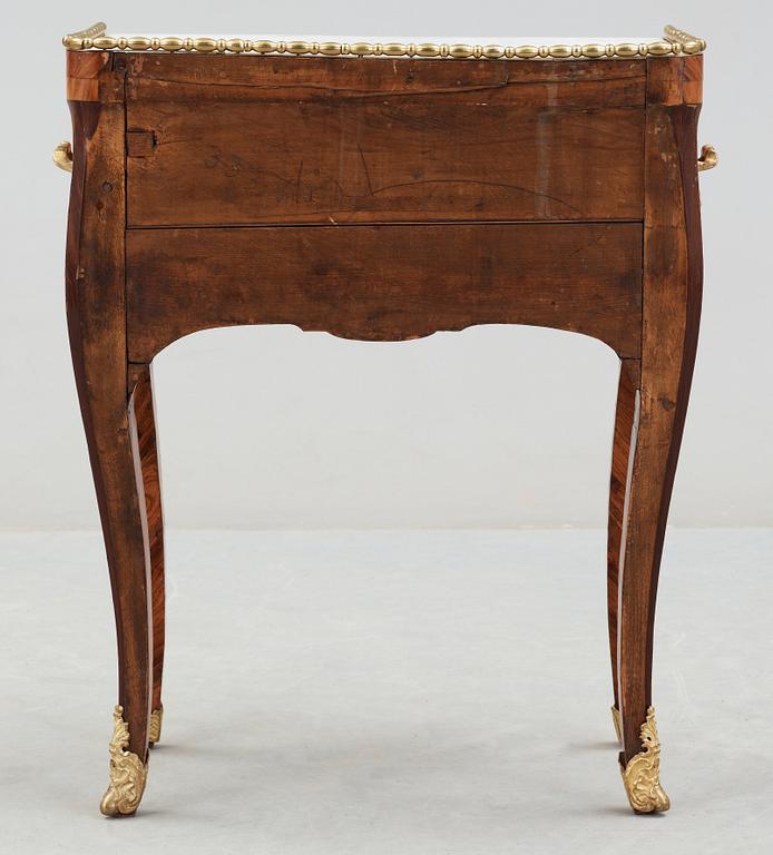 POTTSKÅP. Stockholmsarbete i Lars Nordins art, 1700-talets mitt. Rokoko.