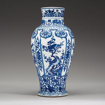 VAS, porslin. Qingdynastin, Kangxi (1662-1722).