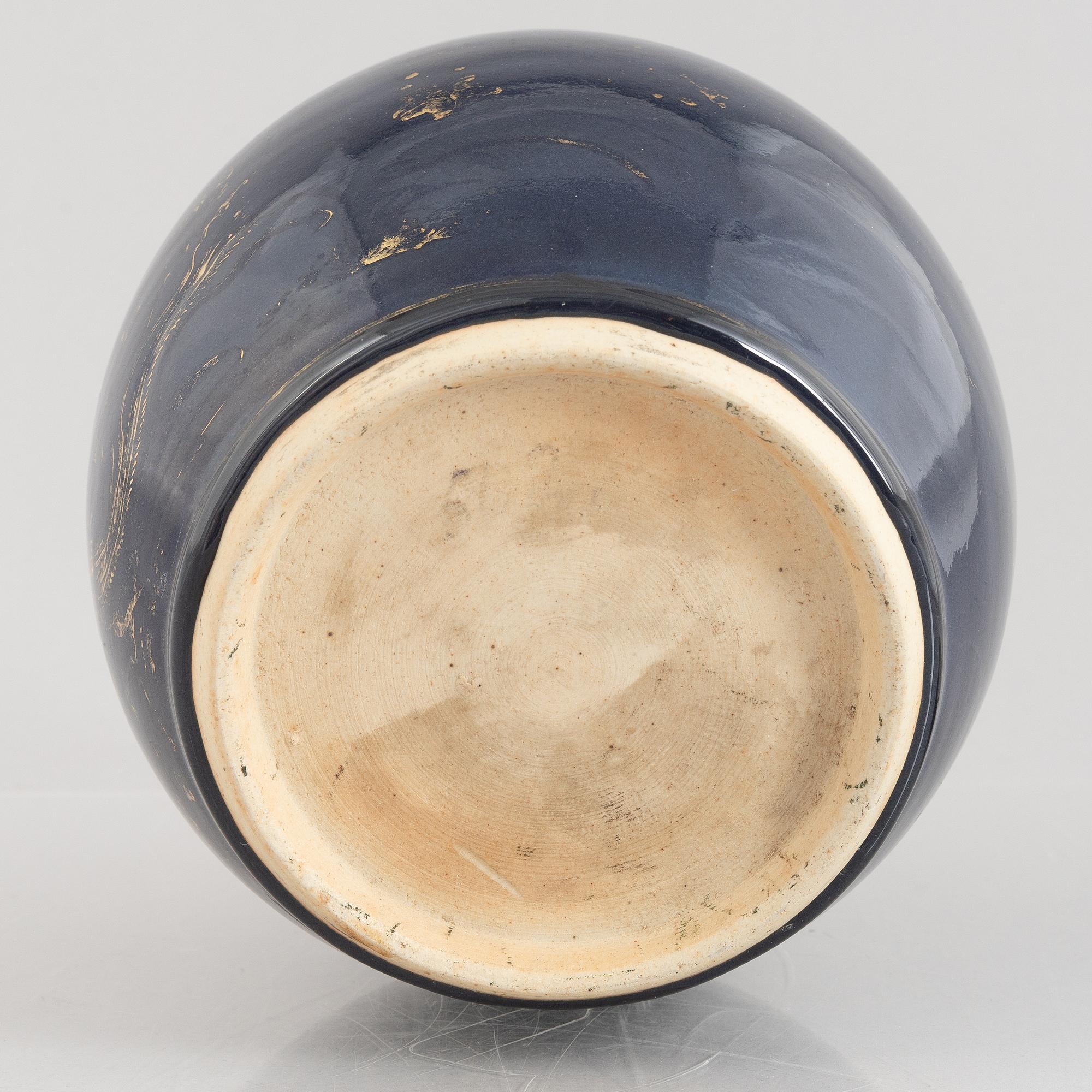 A powder blue pot, Qing dynasty, 18th century.