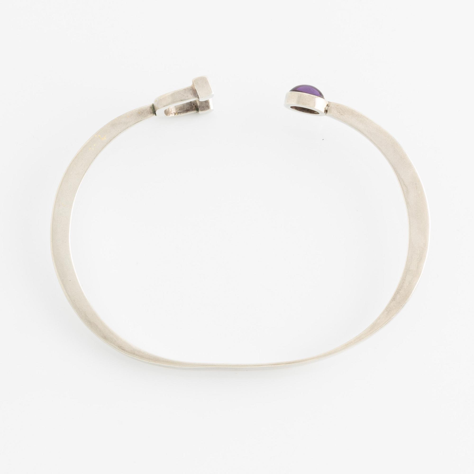 Rey Urban, 3 pieces of jewelry, silver, a necklace, a pair of earrings, and a bracelet with cabochon-cut amethyst.