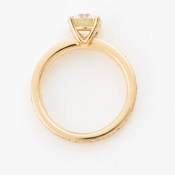 Ring 18K gold with brilliant-cut diamonds.