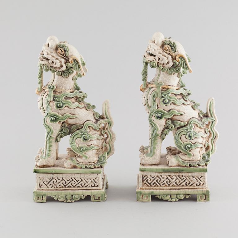 A pair of glazed buddhist lions, 20th century.