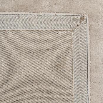 A Layrered "Francis Pearl" carpet, 300x400 cm.