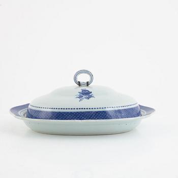 A Chinese blue and white export porcelain serving dish with cover, Qing dynasty, 18th century.
