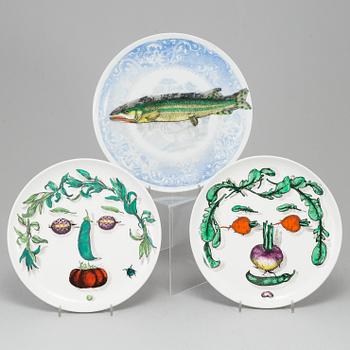 PIERO FORNASETTI,  2 "Arcimboldesca" tallrikar + 1 tallrik "Piscibus", Milano.