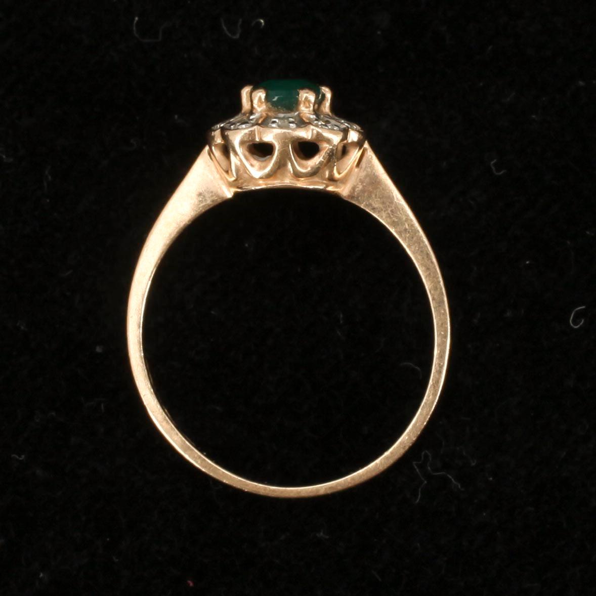 RING, guld 14K, smaragd med små diamanter. 1995. Vikt 2 g.