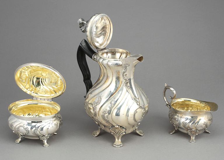 KAFFESERVIS, 3 delar, silver, rokokostil, CG Hallberg, Stockholm 1950-51. Tot ca 1330 gram.