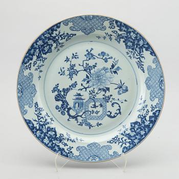 A Chinese Qianlong blue and white porcelain plate.