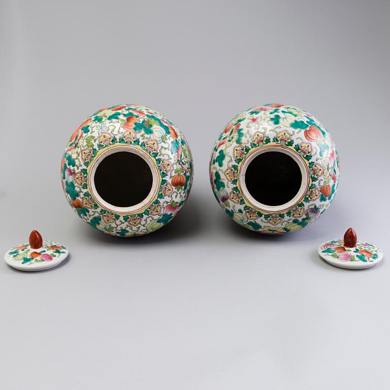 A PAIR OF URNS, porcelain, China first half of the 20th century.