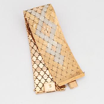 An 18K tri color gold bracelet.
