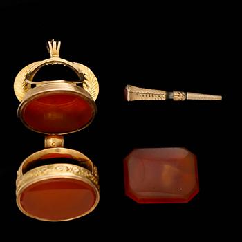 PETSCHAFT, 2st, 18k guld med karneoler, en otydlig mästarstämpel, Stockholm, 1829. Totalvikt 22,5g.