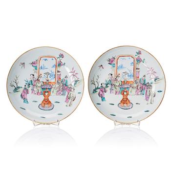 1095. A pair of famille rose plates, Qing dynasty, 19th century.