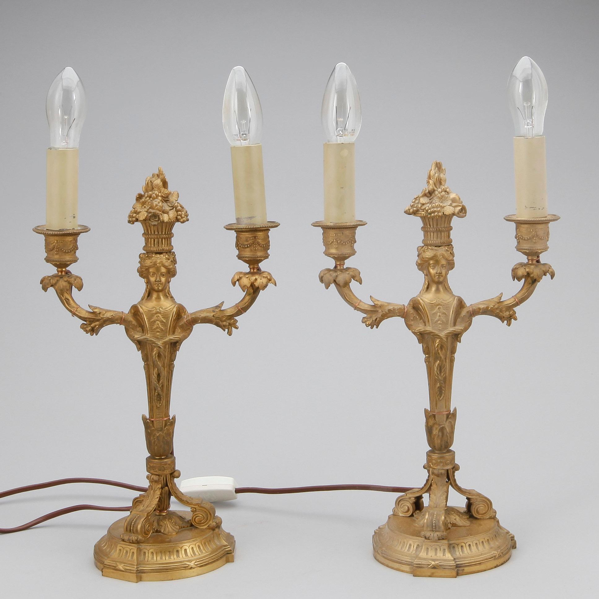 BORDSLAMPOR, ett par förgylld mässing, Ny-Louis XVI, 1800-talets andra hälft.