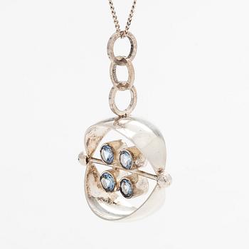 Elis Kauppi, hänge, silver och syntetiska spineller, Kupittaan Kulta, Åbo 1966.