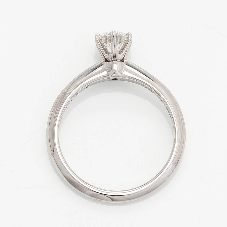 Tiffany & Co, a platinum ring with a brilliant-cut diamond 0.48 ct. With certificate.