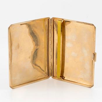 A 9 ct gold cigarette case by Boodle & Dunthorne, Birmingham, UK, 1865.