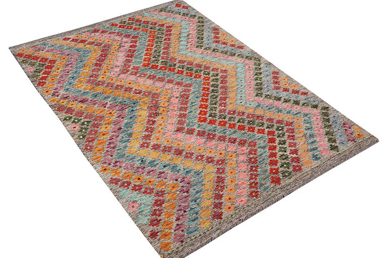 A kilim rug, c. 210 x 154 cm.