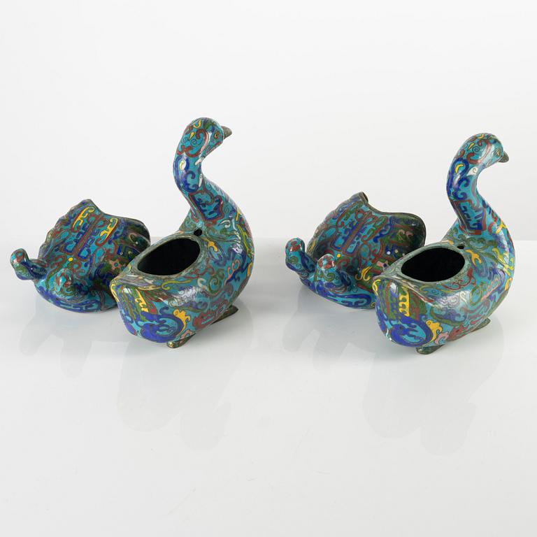 A pair of Chinese cloisonné censers of mandarin ducks, Late Qing dynasty/around 1900.