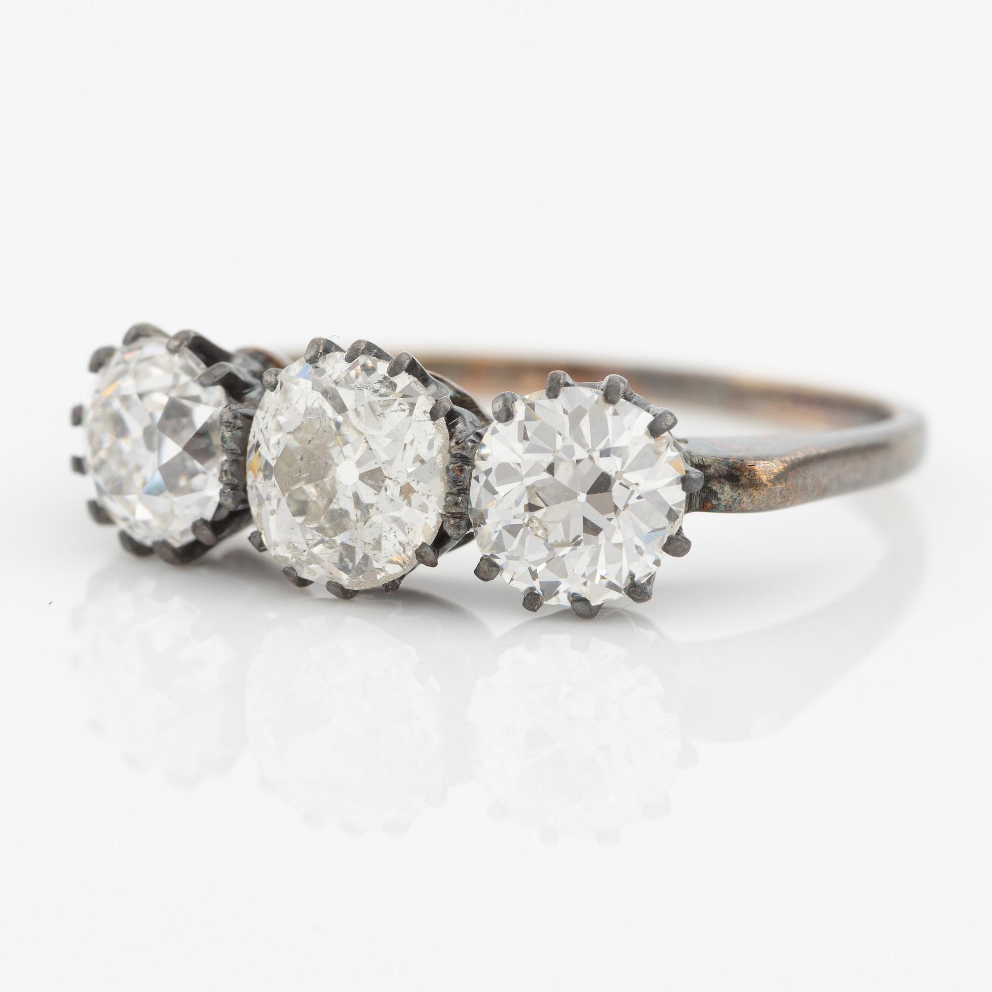 Ring, trestensring, med gammalslipade diamanter.