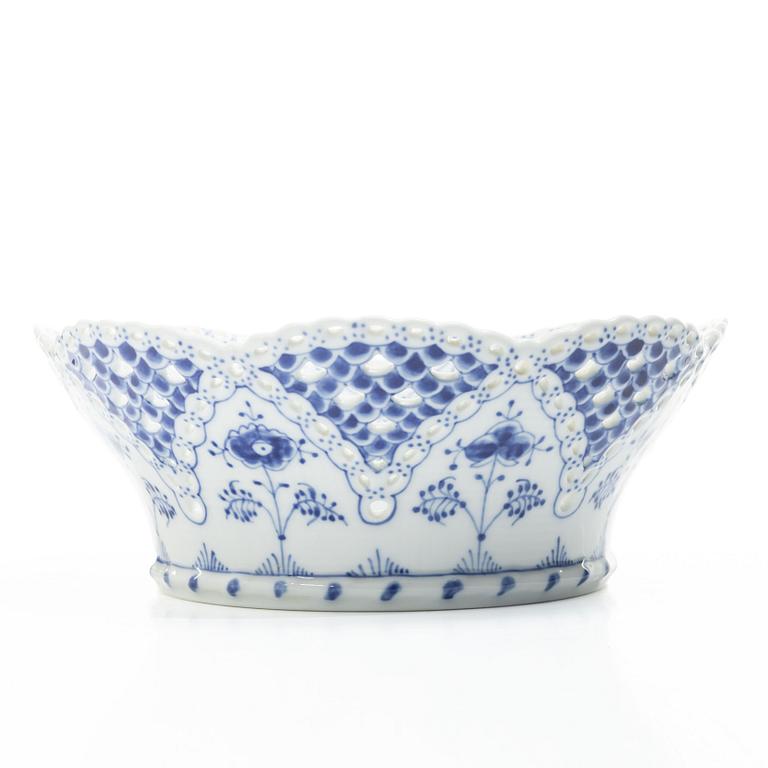 Royal Copenhagen, Serveringsskålar, tre stycken samt terrin, porslin, "Musselmalet helblond" (Blue fluted full lace), 1968-73.