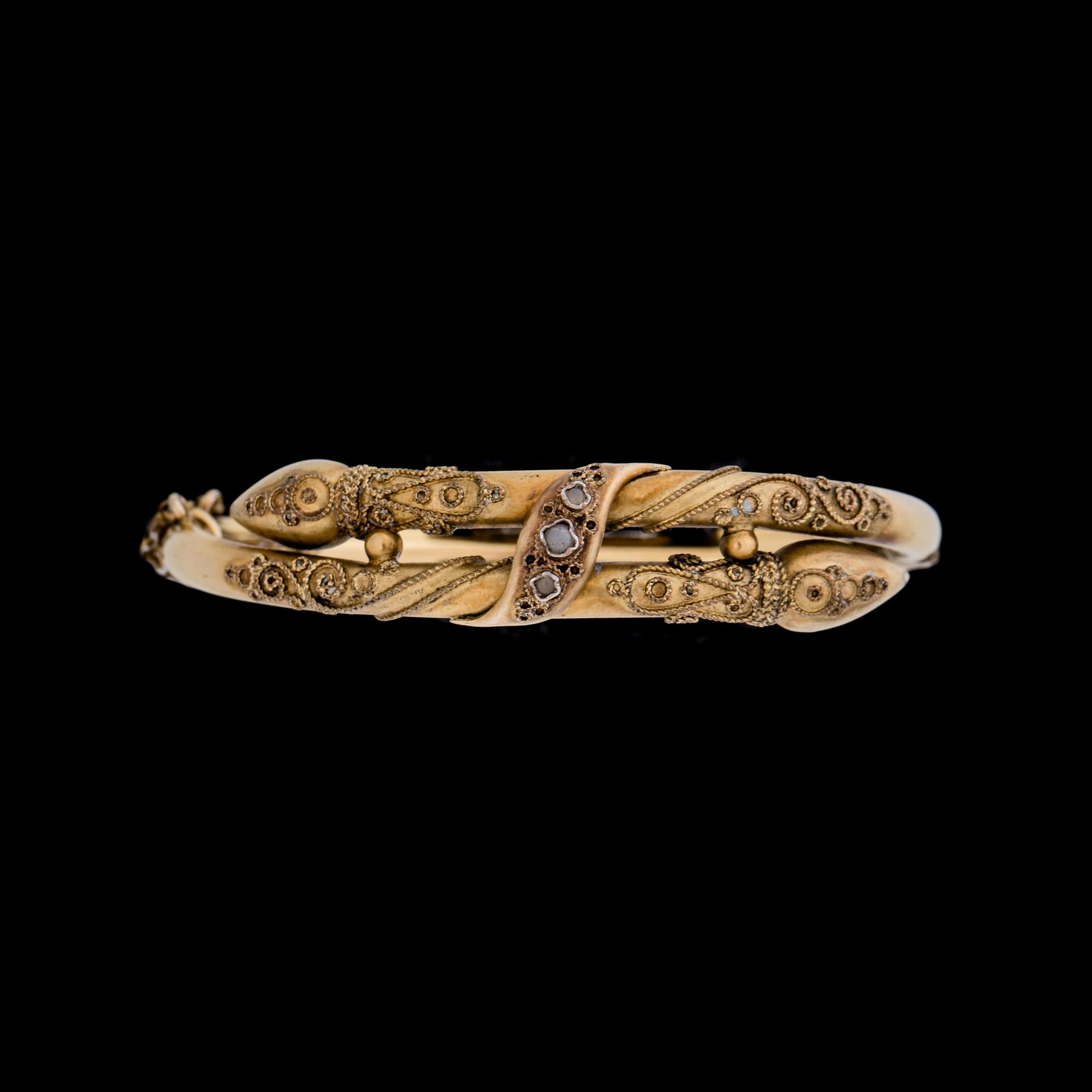 ARMRING, 14 k guld med pärlor, troligen Ryskt. Vikt ca 11 g.