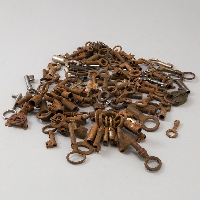 A COLLECTION OF CA 100 CAST IRON MINIATURE KEYS, 19th/20th century.