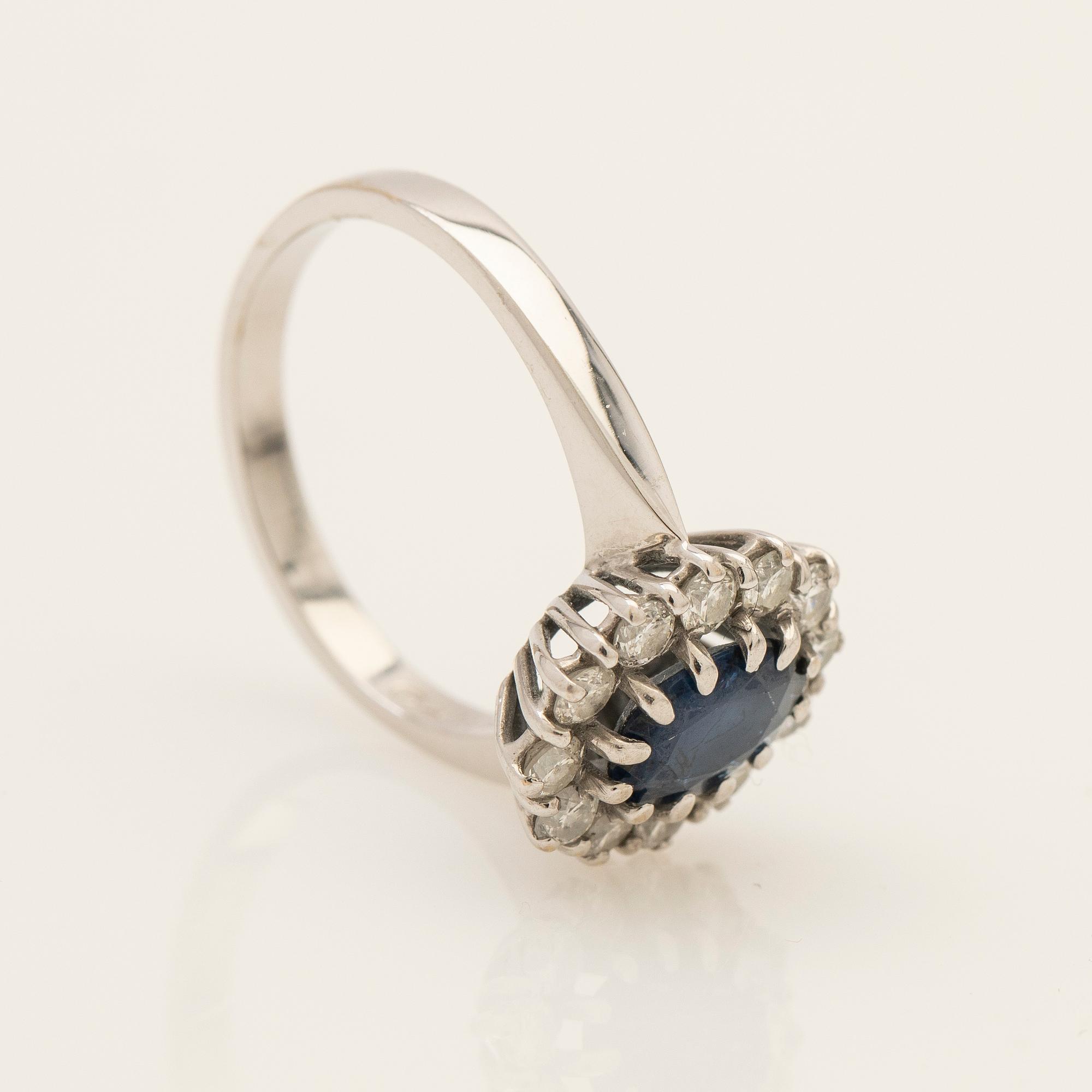 Ring, 18k vitguld med briljantslipade diamanter och safir.