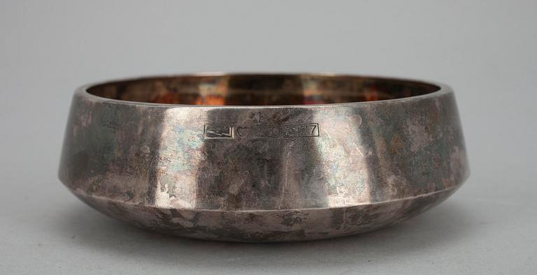 SKÅL, silver, Pekka Piekäinen, Auran Kultaseppä Oy, Åbo 1977. Vikt ca 207 g.