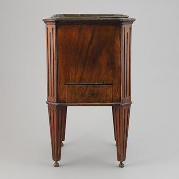 A mahogany wine cooler, first half of the 19th century.