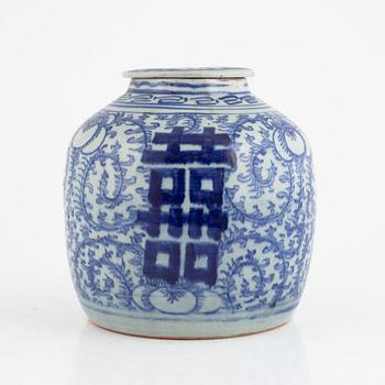 A porcelain ginger jar, China, late Qing dynasty, circa 1900.