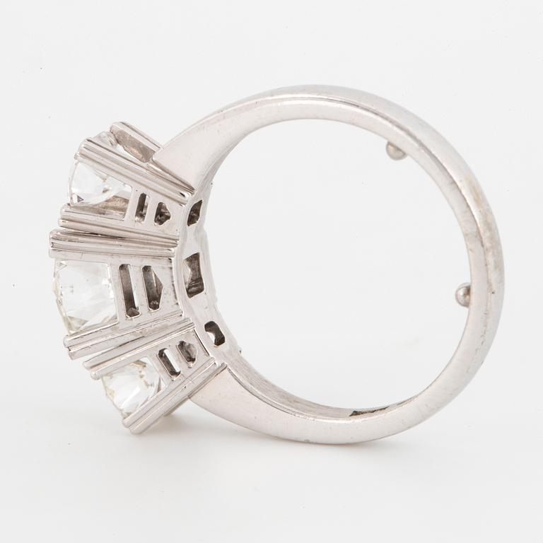 RING, trestensring 18K vitguld med briljant ca 1,55 ct samt 2 briljanter totalt ca 0,90 ct. K. Torndals.