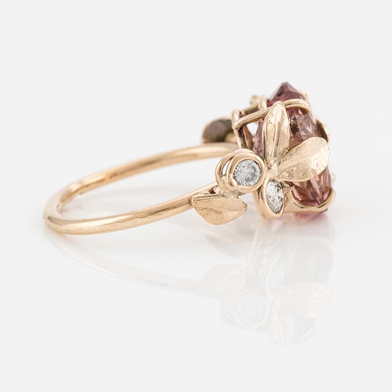 Ring med rosa turmalin och briljantslipade diamanter.