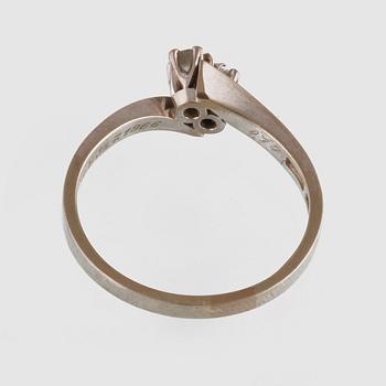 RING, 18K vitguld med 2 briljantslipade diamanter 0.17 ct, Gustav Dahlgren & Co, Malmö, 1964. Vikt 3,3 gram.