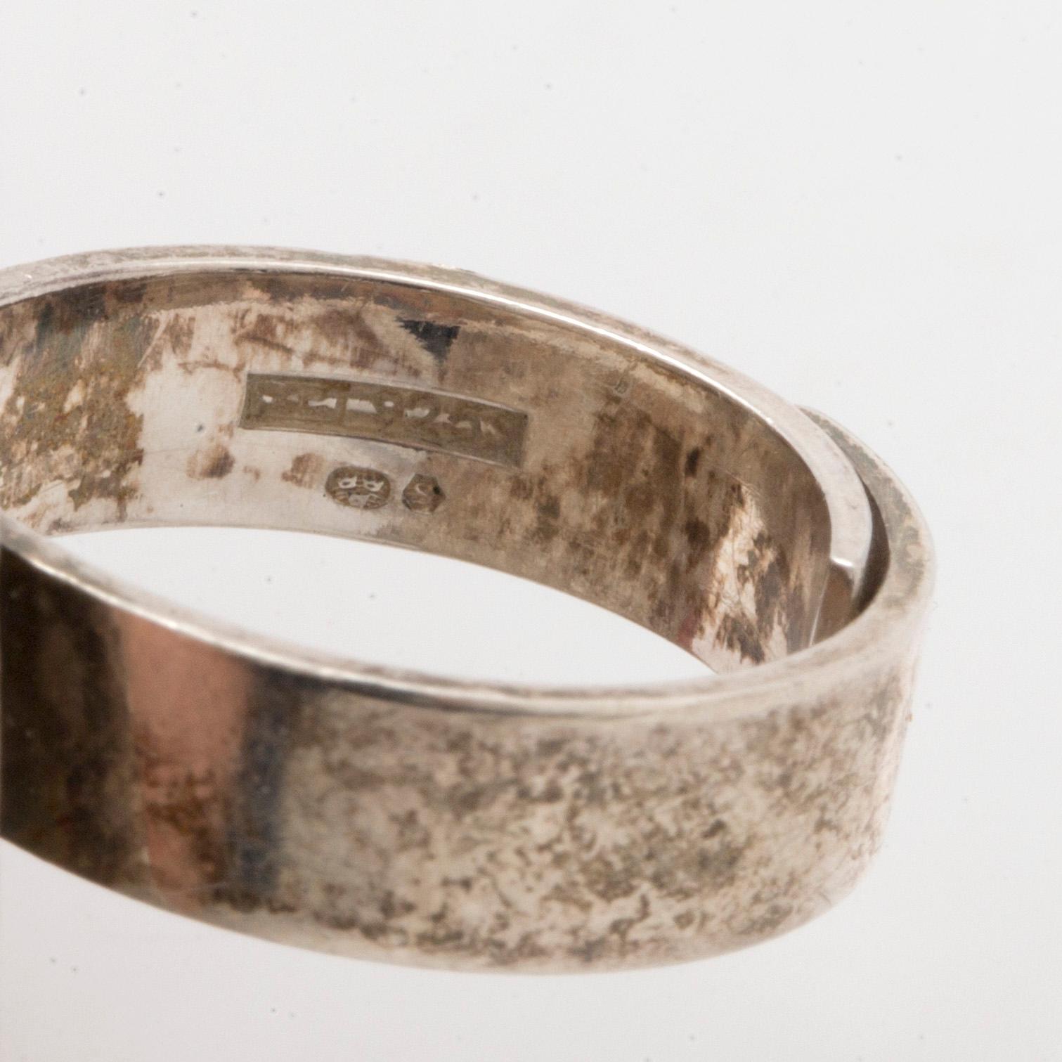 RINGAR, 3 st, varav en med oval bergkristall och lila sten.