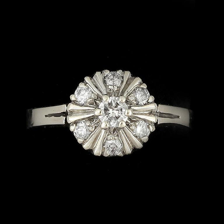 RING, 14k vitguld med briljantslipade diamanter tot ca 0,33 ct. Vikt ca 2 gram.