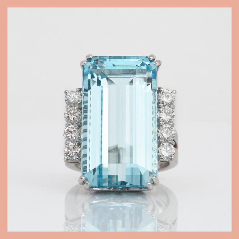 RING, 18K vitguld med trappslipad akvamarin, ca 21,11 ct samt diamanter, tot ca 0,80 ct. Total vikt ca 15,76 g.